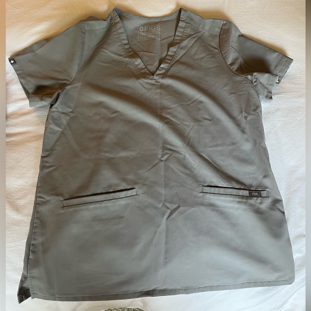 Casma Three-Pocket Scrub Top